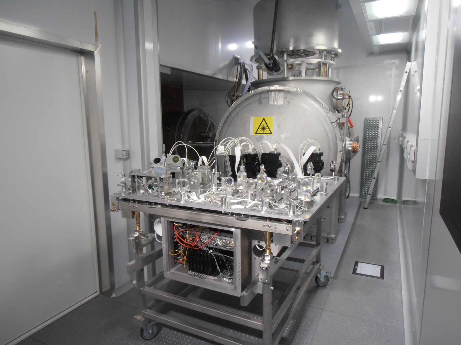 One Advanced Virgo optical bench ready to be inserted into its vacuum tank (July 2015)