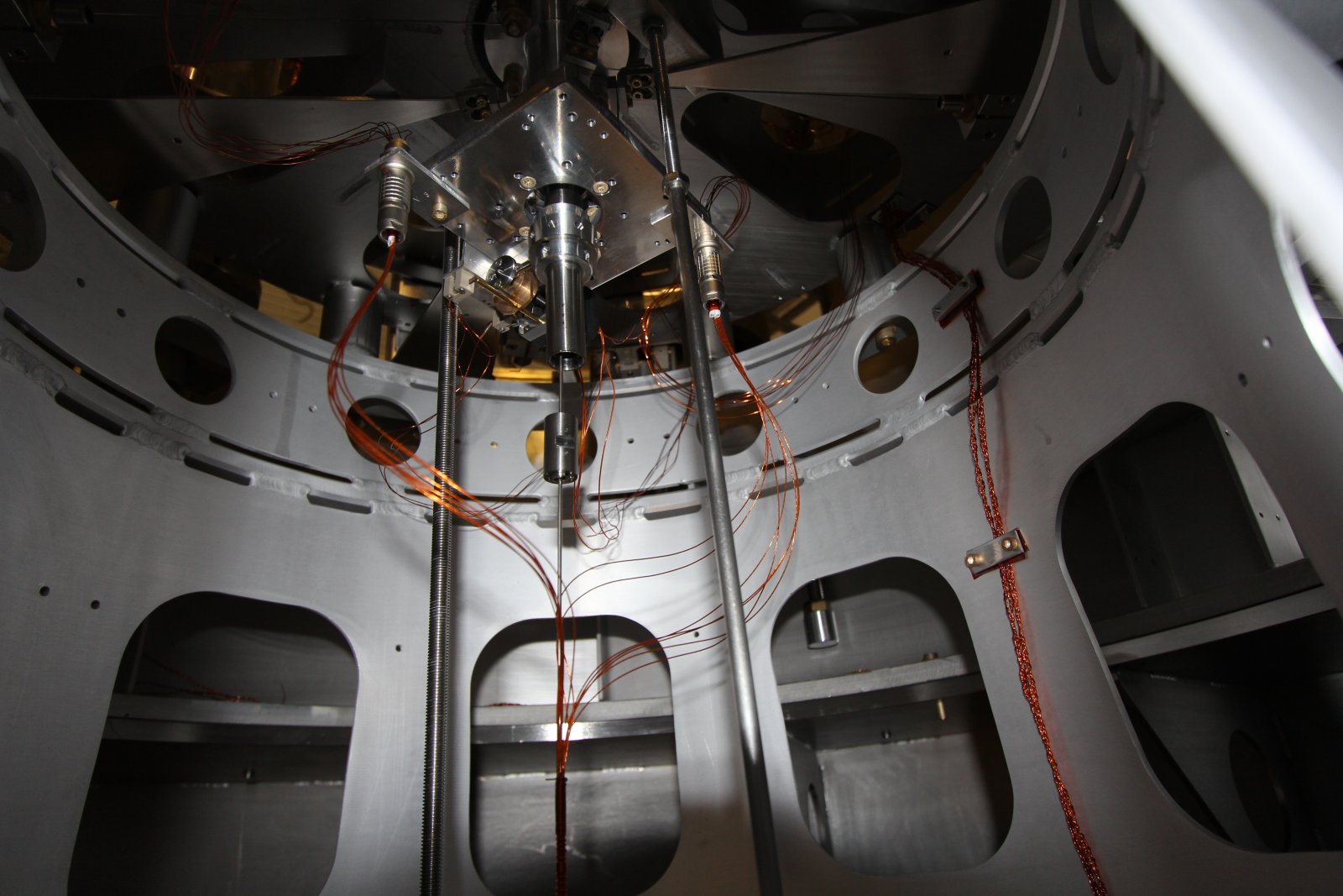 Installation of the west input dummy payload: in vacuum cabling (2015)
