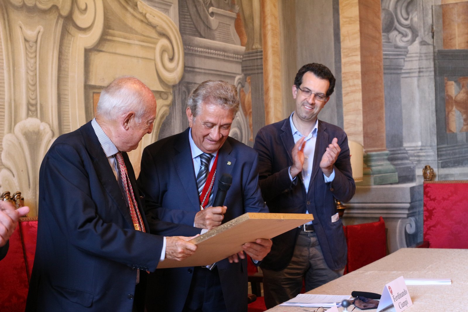 Adalberto Giazotto receives the honour from the Accademia dei Disuniti in Pisa