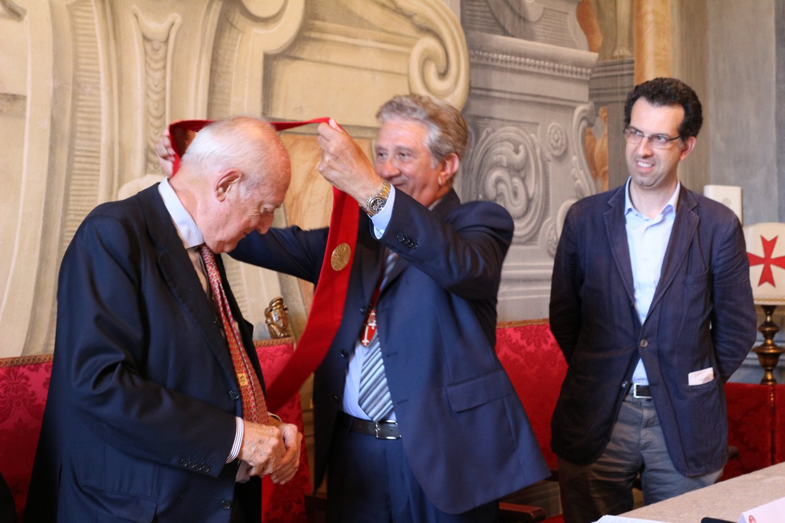 Adalberto Giazotto receives the honour from the Accademia dei Disuniti in Pisa