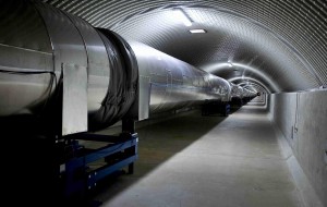Le tube à vide nord de Virgo, d'un diamètre de 1.2 m, dans le tunnel de 3 km de long (crédits: Collaboration Virgo).
